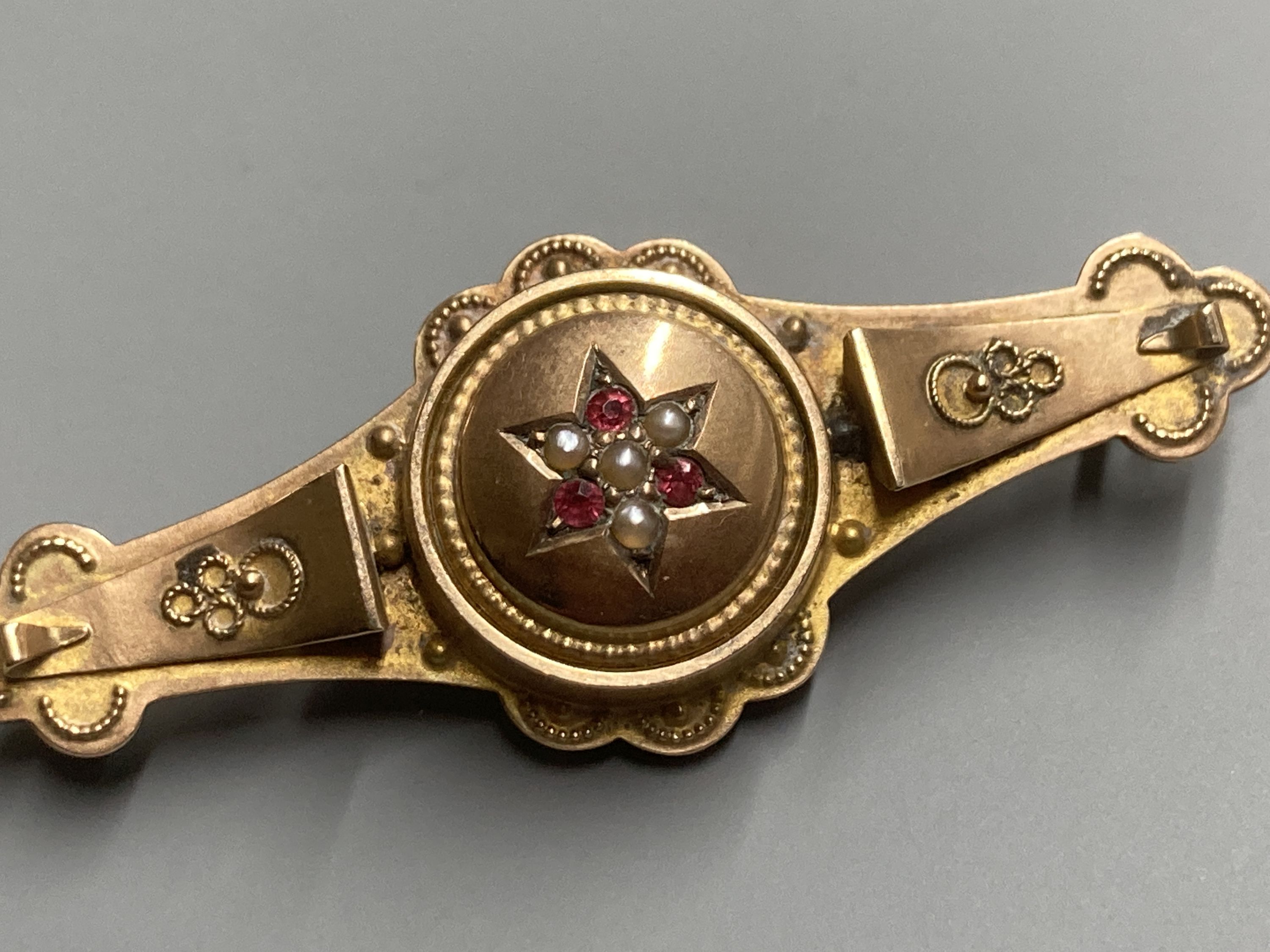 An Edwardian 9ct gold and gem set bar brooch, 47mm, gross 4.1 grams